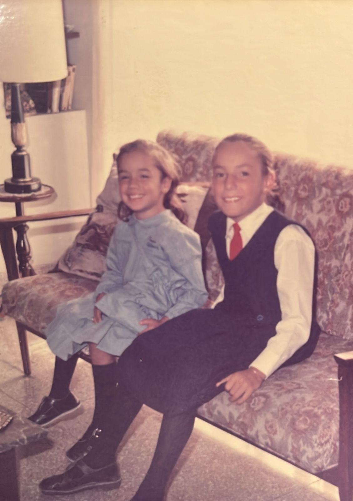 Foto de infancia de Euge con su hermano